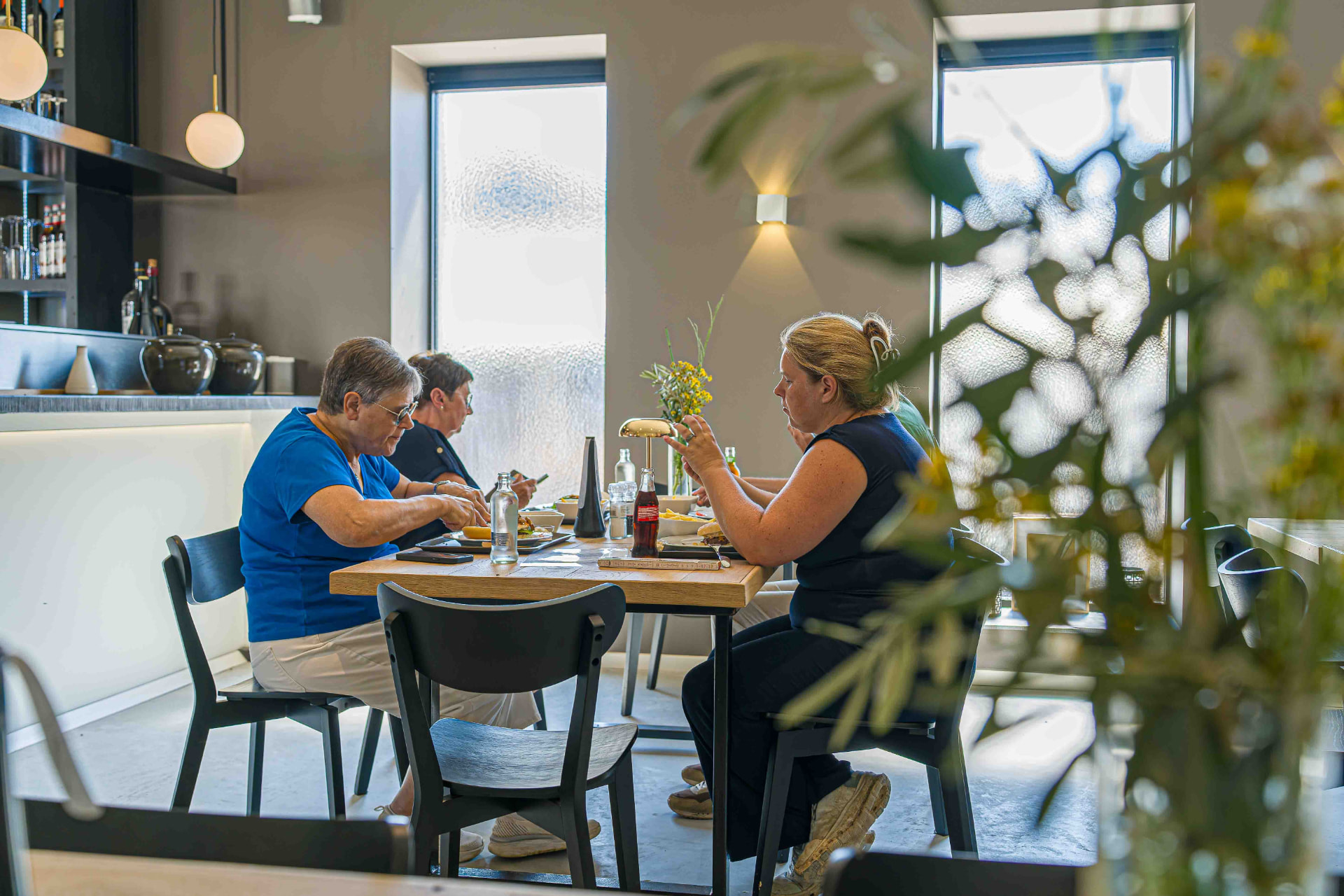 Gasten aan tafel in het clubhuis van The Hub71